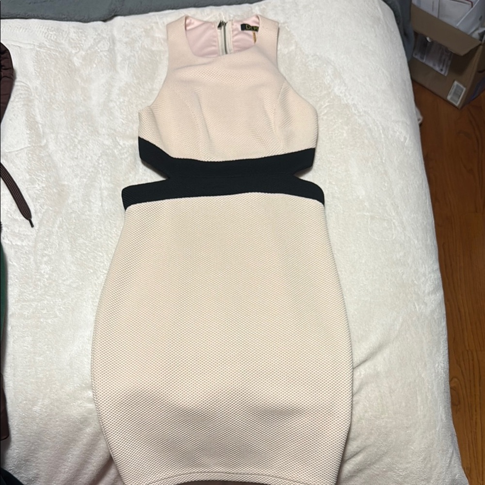 Elegant Sleeveless Dress in Cream and Black